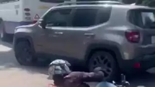 ¡Nace #LadyJeep en CDMX! Conductora "enloquece", arrolla a motociclista frente a un agente de tránsito y se da a la fuga 