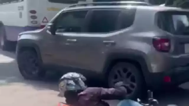 La conductora arrolló al repartidor y salió a toda velocidad para escapar de la autoridad.