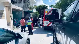 Paramédicos llegaron al lugar para brindar primeros auxilios al albañil, pero ya no contaba con signos vitales