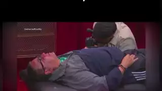 Mayito se hace un tatuaje en La Casa de los Famosos, soportando el dolor.