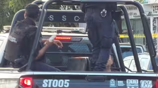 Detienen a dos hombres con más de 250 dosis de droga durante operativo en Cancún