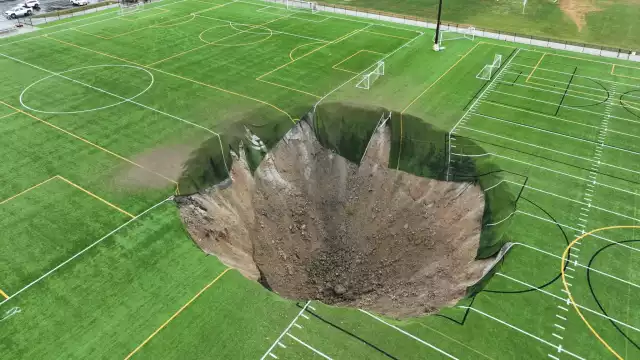 El socavón apareció en medio de la cancha de futbol