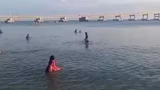 Menor es rescatada tras ser arrastrada por la corriente en La Puntilla