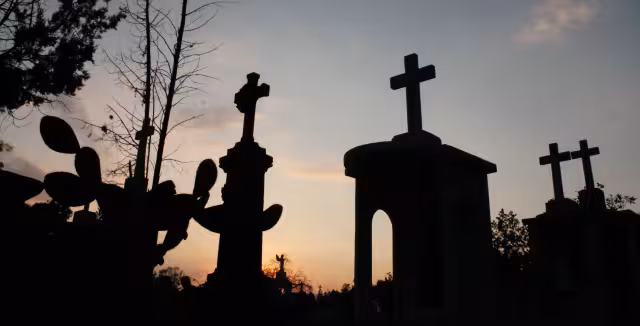 "Desde que llegué aquí, paseo entre las tumbas y los nichos. Me vigila un ejército de santos mutilados".