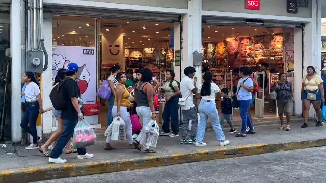 Los yucatecos aprovechan los últimos días previos a la Navidad 2024, para realizar la compra de los regalos navideños