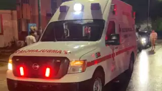 Pareja sufre accidente en su motocicleta al colisionar con un taxi en Cancún