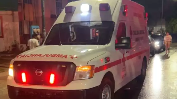 Pareja sufre accidente en su motocicleta al colisionar con un taxi en Cancún Pareja sufre accidente en su motocicleta al colisionar con un taxi en Cancún