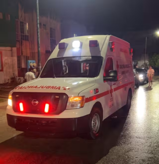 Pareja sufre accidente en su motocicleta al colisionar con un taxi en Cancún