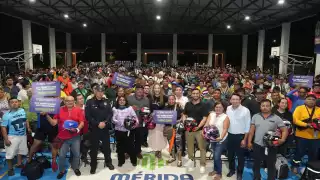 Cecilia Patrón entrega 515 cascos con certificación DOT a motociclistas que laboran en aplicaciones