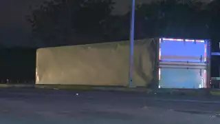 Un tráiler volcó cerca de la curva en la autopista Campeche - Champotón