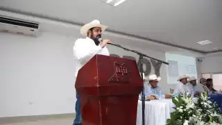 Esteban Abraham, acusado de malos manejos, busca un sucesor a modo para cuidar sus espaldas