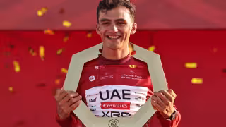 Isaac del Toro gana en Abu Dabi en el Tour de los Emiratos Árabes Unidos.