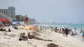 Los turistas ignoran las medidas de seguridad al entrar al mar