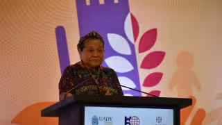 Rigoberta Menchú, ganadora del Premio Nobel de La Paz, en conferencia en la UADY