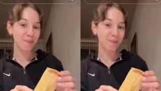 Extranjera come por primera vez un tamal y lo hace con todo y la hoja