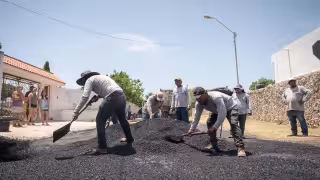 Inician trabajos de bacheo en calles de la colonia Leandro Valle