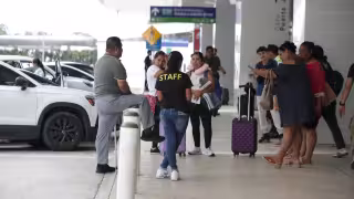 Lamentaron viajeros la insistencia de algunas personas que les ofrecen servicios, pese a informarles que ya los precontrataron