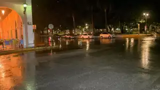 La onda tropical número 33 se desplaza sobre la península de Yucatán.