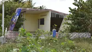 Pobladores sienten desconfi anza ante el posible derrumbe de viviendas veraniegas en mal estado