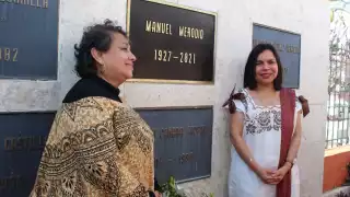 El evento finalizó con la colocación de las cenizas en la cripta para su posterior cierre.