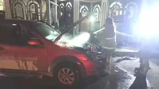 Se incendia camioneta en Escárcega debido a un cortocircuito