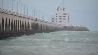 Las autoridades marítimas ordenaron el cierre de los muelles el domingo a medianoche.