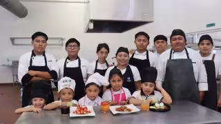 Alumnos de la Miguel Hidalgo guisan de forma saludable con ayuda de universitarios de la Mayab