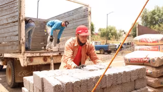 Entre andamios y migración, los albañiles festejan su día