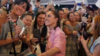 Claudia Sheinbaum arribó alrededor de las 6:30 de la tarde entre aplausos y muestras de apoyo.
