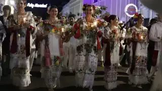 Trovadores y decenas de personas salen a las calles del Centro Histórico a celebrar el 483 aniversario