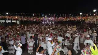 Con los colores, música y el son de la jarana se inauguraron los festejos en honor a la Santa Cruz.