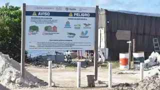 Tras ser vandalizados, vuelven a instalar carteles que bloquean el acceso a la zona de la ciénega