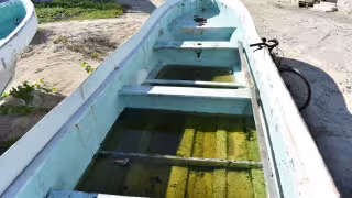 Advierten por lanchas abandonadas en playas de Progreso durante la temporada de lluvias