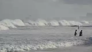 Algunos bañistas entraron al agua sin importar la bandera roja.