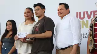 El gobernador Joaquín Díaz Mena encabezó la entrega de las tarjetas