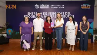 El Ayuntamiento entrega la insignia Mujeres Seguras para atender a trabajadoras