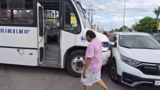 Choque entre camión urbano y camioneta provoca caos vial en Ciudad del Carmen