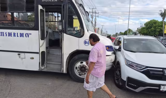 Choque entre camión urbano y camioneta provoca caos vial en Campeche