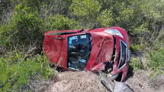 Familia sobrevive a volcadura en carretera Carmen–Puerto Real