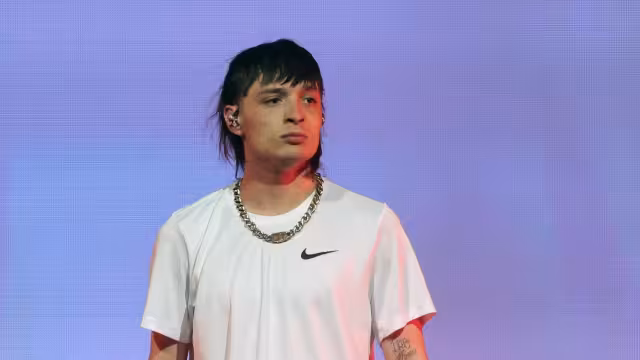 Peso Pluma preocupa a sus fans al compartir fotografías desde el hospital