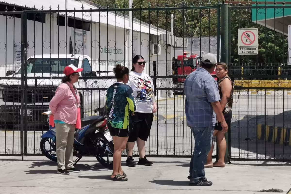 Vecinos de Ciudad del Carmen bloquean centro de la CFE en protesta tras ...