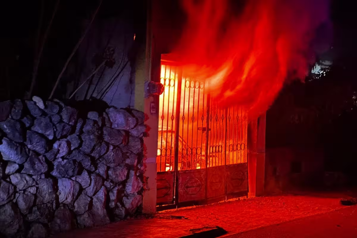 Rescatan a una familia tras quedar atrapada en el incendio de su ...