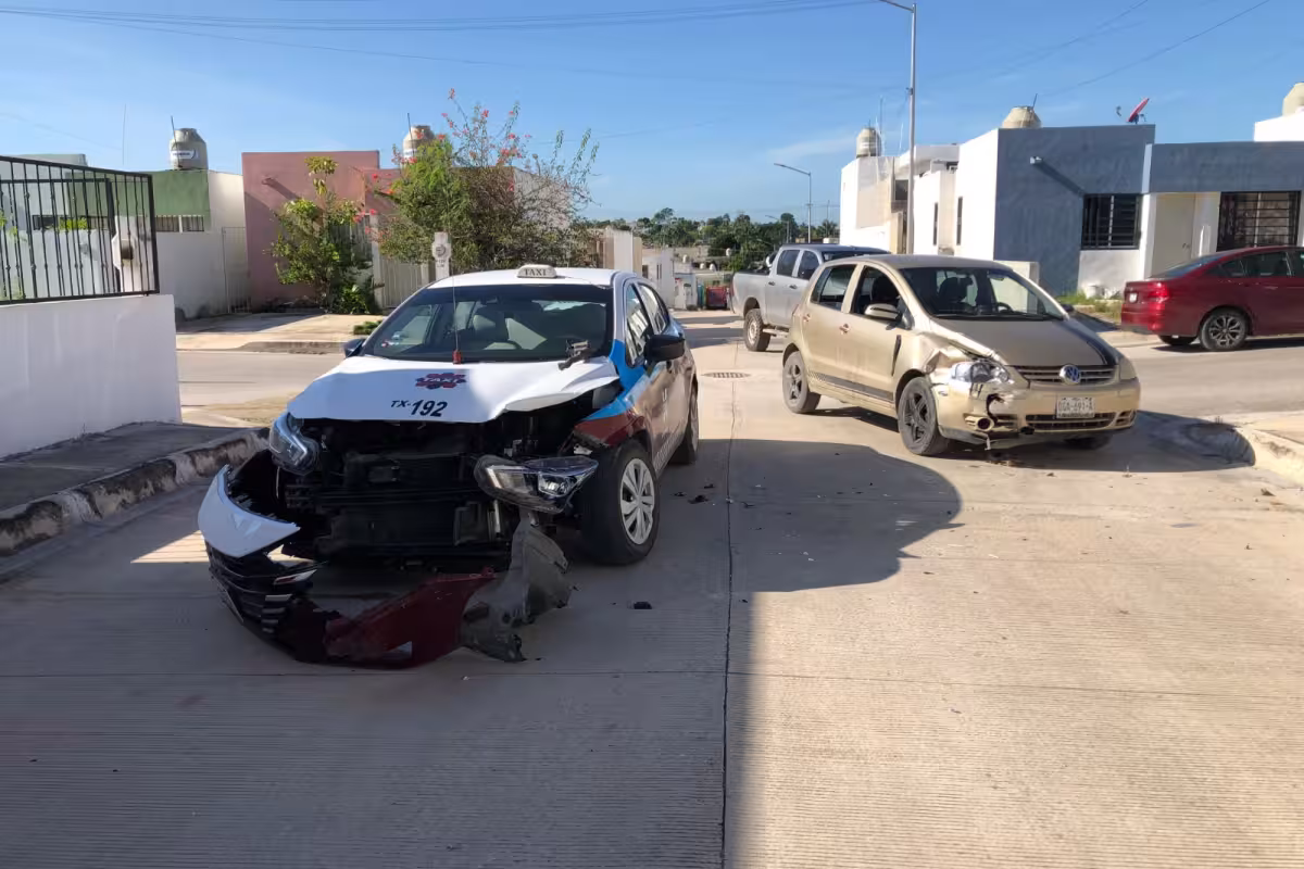 Imprudente taxista se pasa el alto y genera choque en Campeche - PorEsto