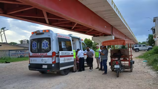 Elementos policiacos y paramédicos llegaron al lugar para atender el llamado de emergencia.