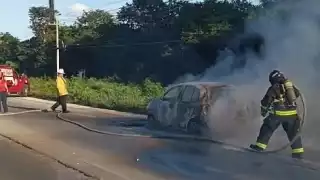 Carro compacto se incendia en la carretera federal 307 en Loma Bonita