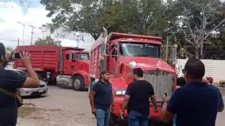 Volqueteros Caja Roja inician año sin obras en puerta en Chetumal