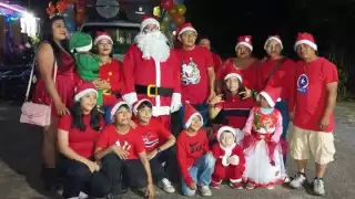 Familia Cauich Couoh cumple su promesa al Niño Dios con regalos a niños