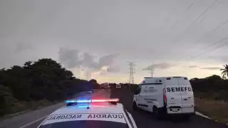 Personal de la Semefo arribó al lugar para retirar los dos cuerpos