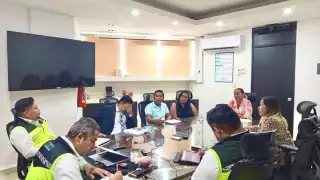 Orientan a pobladores de Atasta ante cobros elevados y fallas eléctricas