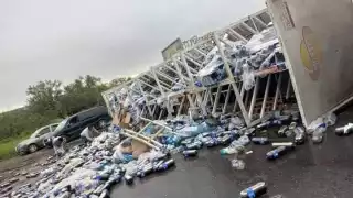 Personas se llevaron los refrescos que quedaron regados en la carretera